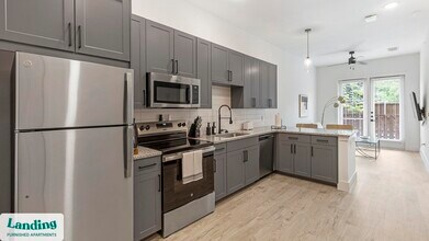 650 E Sycamore St in Denton, TX - Building Photo - Building Photo