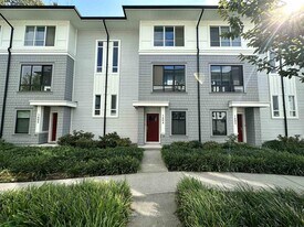 18505 Laurensen Pl in Surrey, BC - Building Photo