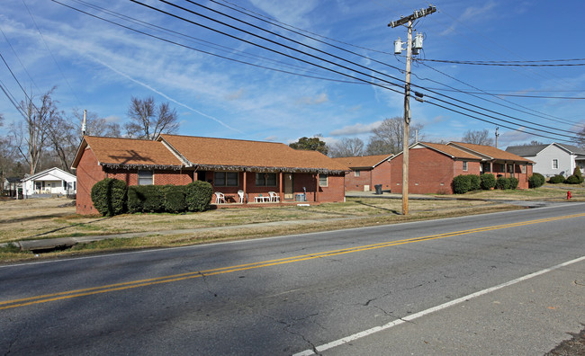 302-306 E Trade St in Dallas, NC - Building Photo - Building Photo