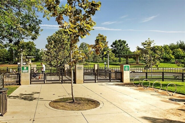 property at 934 E Heights Hollow Ln