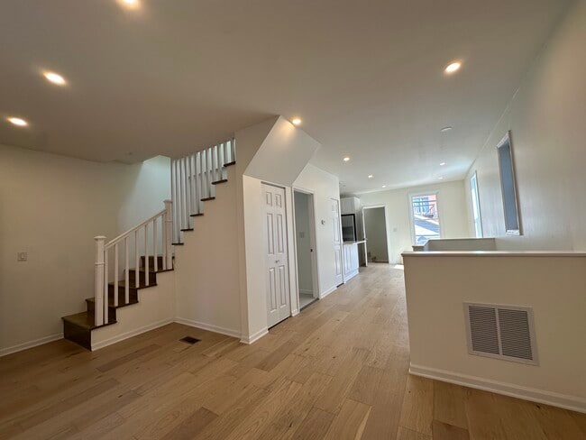 2037 N Damen Ave in Chicago, IL - Building Photo - Building Photo