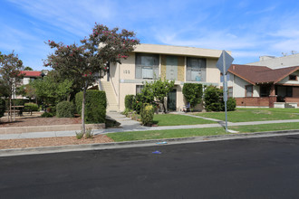 133 S Cedar St in Glendale, CA - Foto de edificio - Building Photo