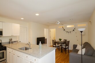 56 Egmont St in Brookline, MA - Foto de edificio - Building Photo