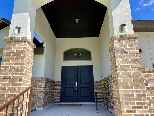 512 Prado Dr in Laredo, TX - Foto de edificio - Building Photo