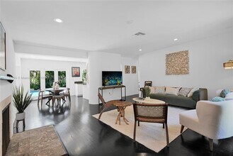 4121 Woodridge Rd in Miami, FL - Building Photo - Building Photo
