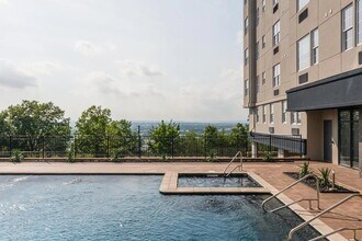 520 Cliff St, Unit 103 in Fairview, NJ - Foto de edificio - Building Photo