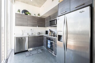 151 SE 1st St, Unit 1610 in Miami, FL - Building Photo - Building Photo