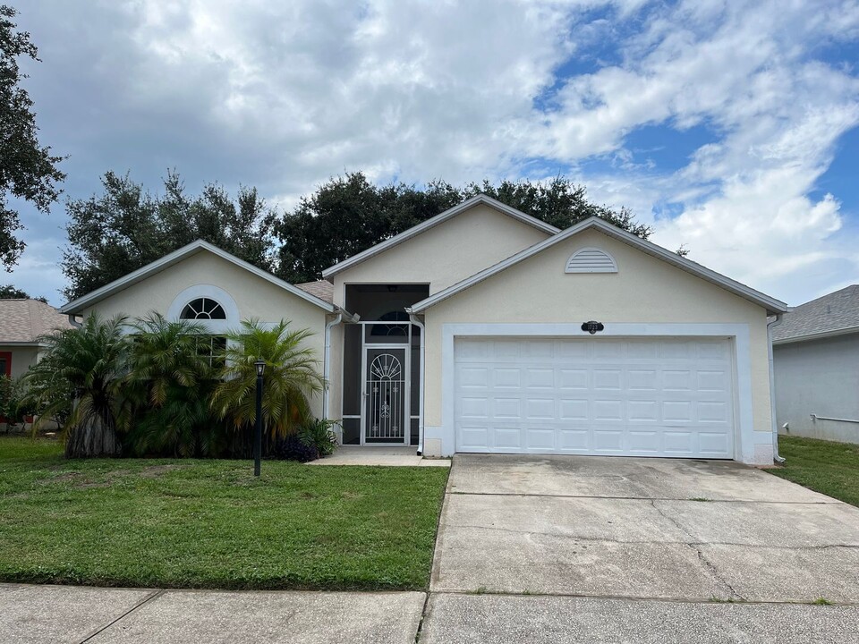 1723 Vista Lake Cir in Melbourne, FL - Foto de edificio