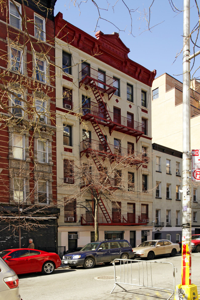 104 E 4th St in New York, NY - Foto de edificio - Building Photo