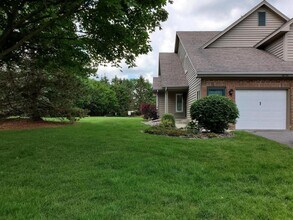 18750 Brookfield Lake Dr in Brookfield, WI - Building Photo - Building Photo