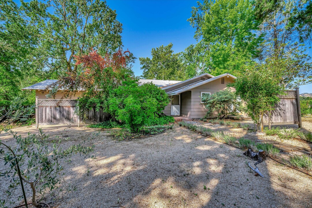 4660 Thomas Rd in Healdsburg, CA - Building Photo