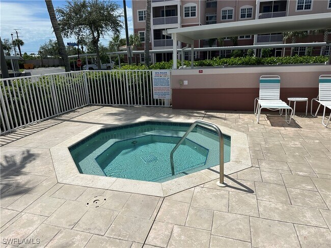 15901 Pointe Cir in Iona, FL - Building Photo - Building Photo