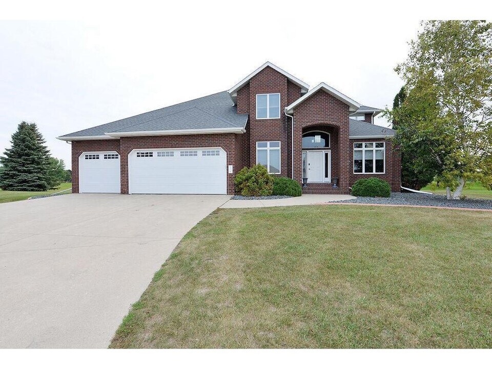 3516 Westmoor Cir in Moorhead, MN - Building Photo