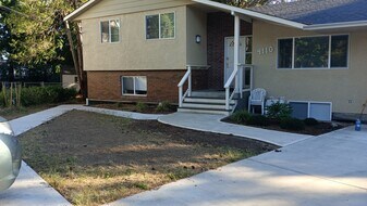 4110 San Mateo Pl in Victoria, BC - Building Photo