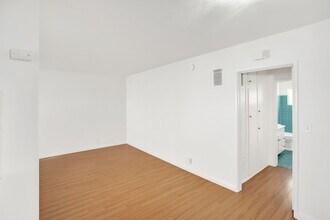 7566 Romaine St, Unit #4 in West Hollywood, CA - Foto de edificio - Building Photo