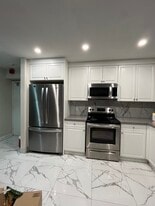 183 Maurice Dr in Oakville, ON - Building Photo