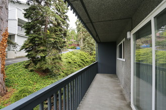 Crestwood Apartments in Kenmore, WA - Building Photo - Interior Photo