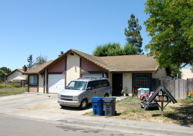 125-127 Bond Ave in Petaluma, CA - Building Photo - Building Photo