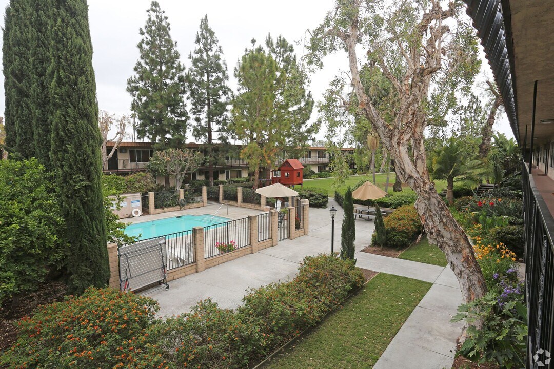 Rancho Monterey in Garden Grove, CA - Foto de edificio