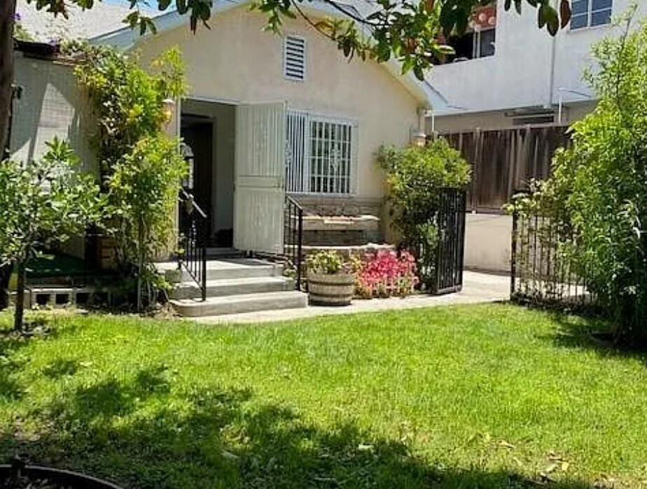 930 N Genesee Ave in West Hollywood, CA - Building Photo