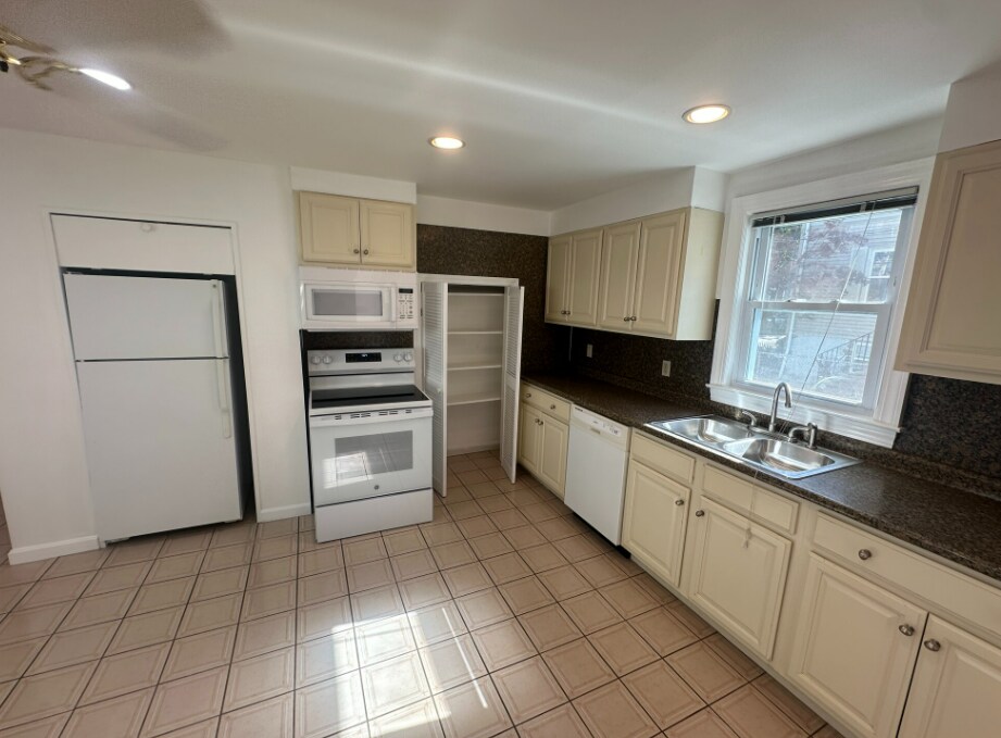 201 Elm St, Unit single in Cambridge, MA - Building Photo