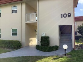 109 Spring Lake Ct, Unit 107 in Vero Beach, FL - Building Photo