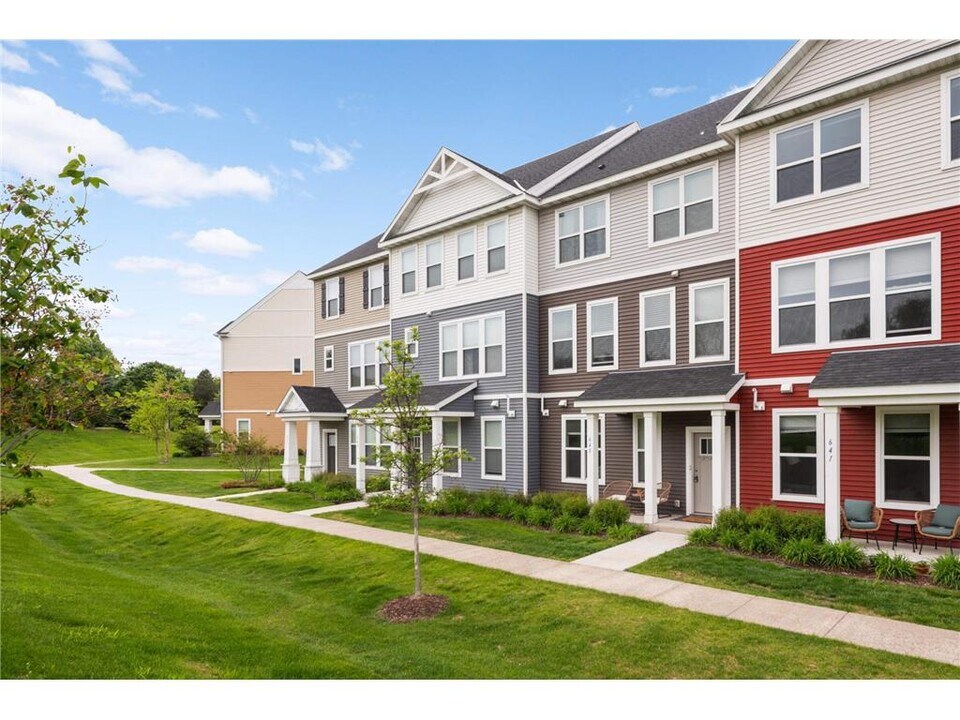 645 Satori Wy in Chaska, MN - Building Photo