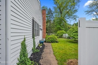 2 Lakewood Dr in Saratoga Springs, NY - Building Photo - Building Photo