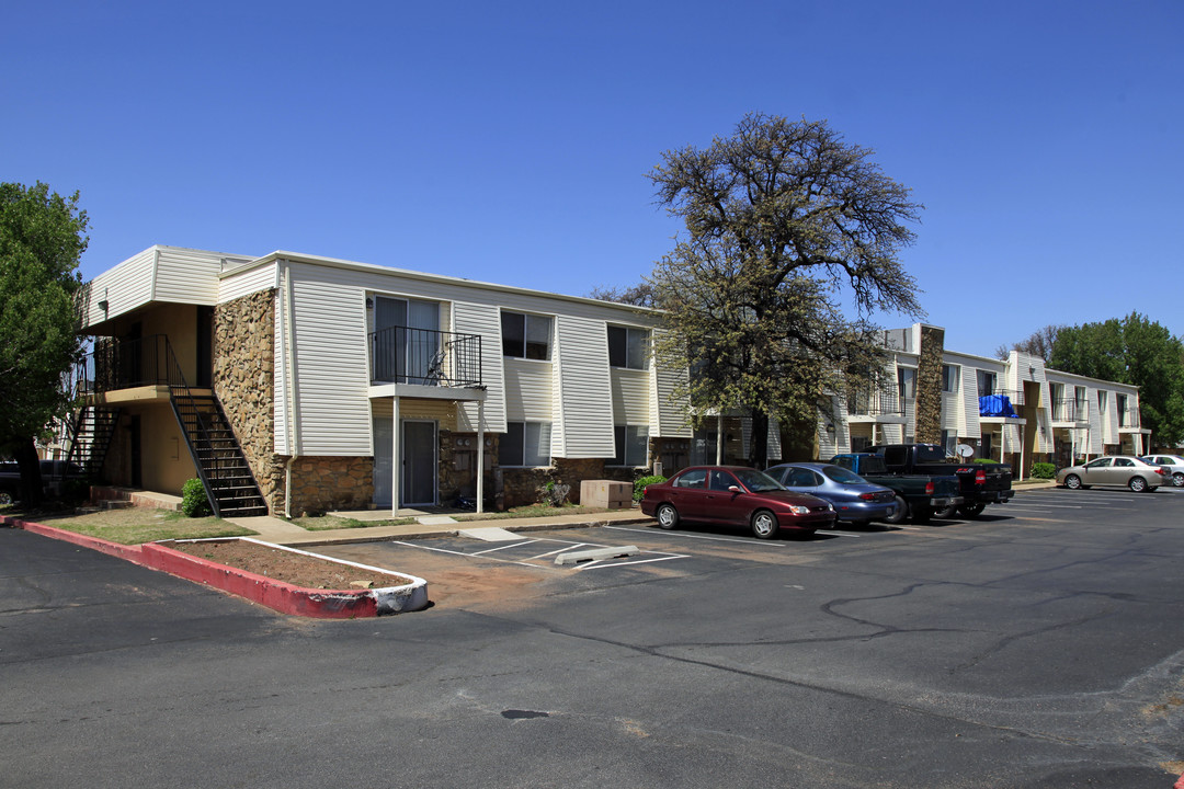 Woodside Village in Midwest City, OK - Building Photo