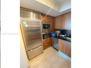 1331 Brickell Bay Dr, Unit 1104 in Miami, FL - Foto de edificio - Building Photo