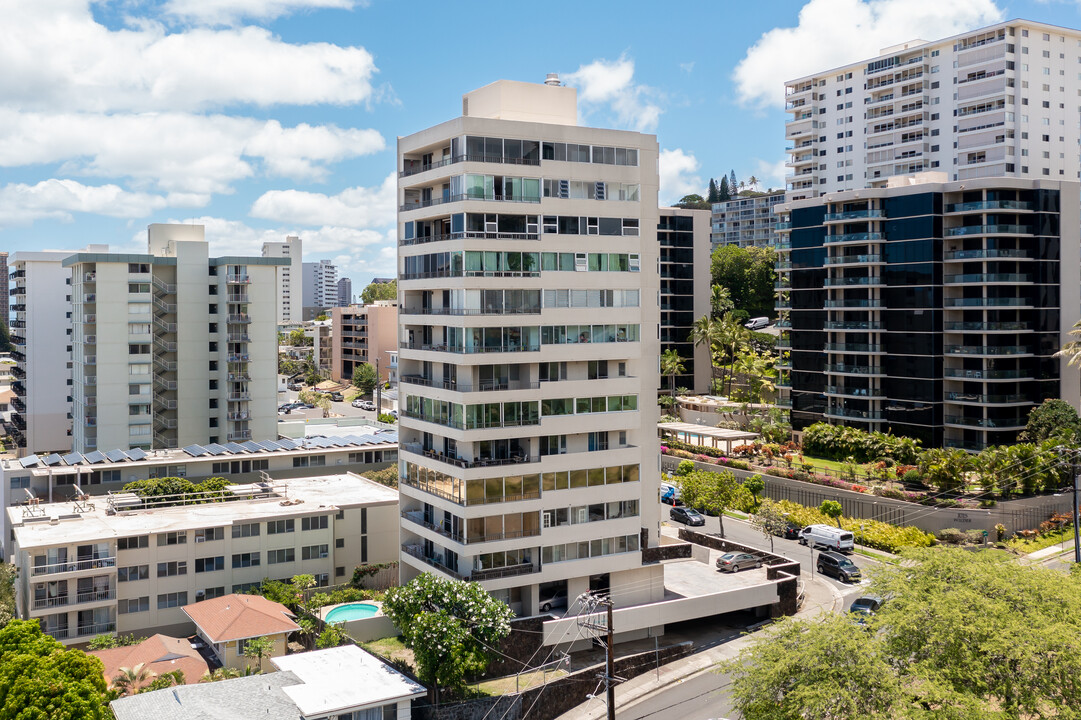 Maile Tower in Honolulu, HI - Building Photo