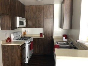 Gateway Tarzana Apartments in Tarzana, CA - Building Photo - Building Photo