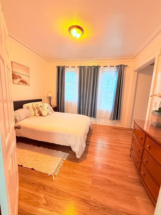 52 Brookdale Ave, Unit 2nd Floor