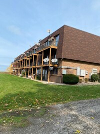 Ashwood Townhomes in Vermilion, OH - Building Photo - Building Photo