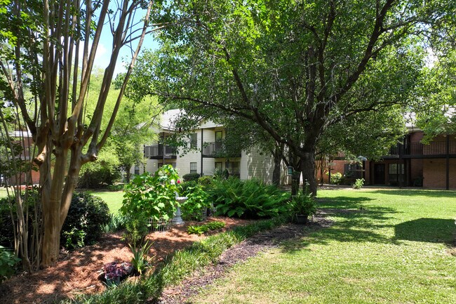 Bell Oaks Apartments in Montgomery, AL - Foto de edificio - Building Photo