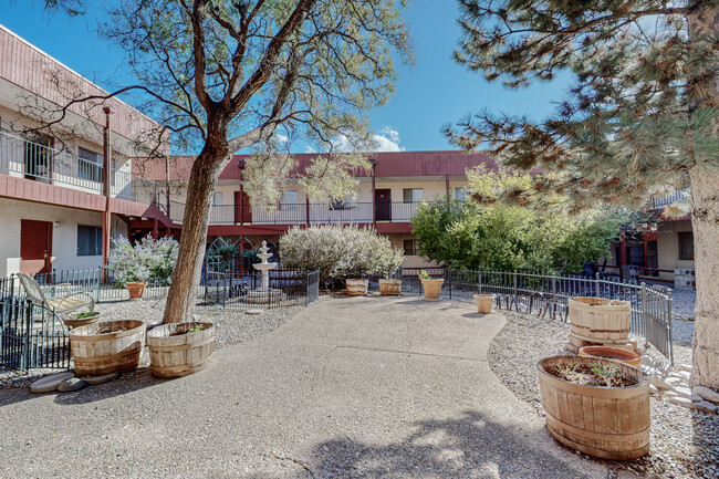 Lomas Gardens in Albuquerque, NM - Building Photo - Building Photo