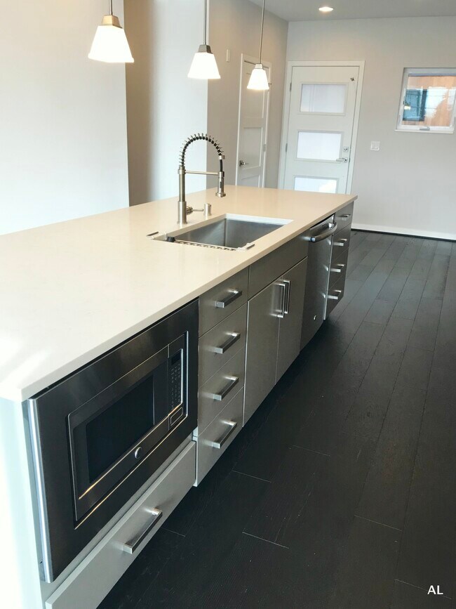 3300 NE 65th St, Unit 205 in Seattle, WA - Building Photo - Building Photo