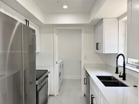 890 SW 28th St in Fort Lauderdale, FL - Building Photo