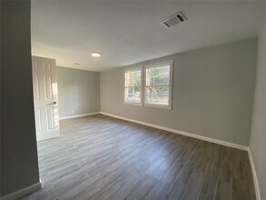 4802 Burma Rd in Houston, TX - Building Photo - Building Photo