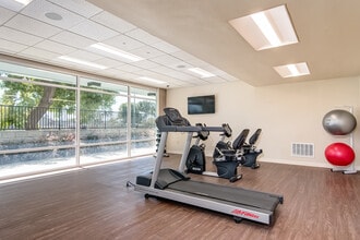Bellflower Friendship Manor Senior Housing in Bellflower, CA - Foto de edificio - Building Photo