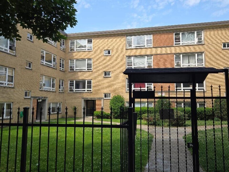 6106 N Damen Ave in Chicago, IL - Building Photo