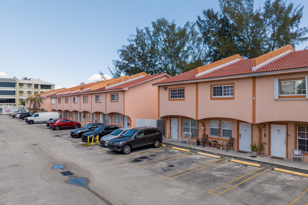 Lakeview at the Gardens in Hialeah, FL - Foto de edificio