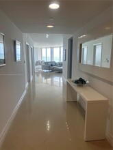 6365 Collins Ave, Unit # 1703 in Miami Beach, FL - Foto de edificio - Building Photo