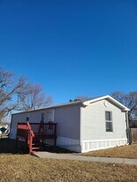 144 Castle St in Junction City, KS - Building Photo