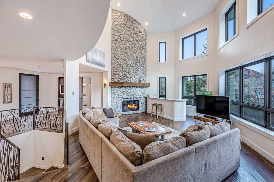 50 N River Rd in Snowmass, CO - Building Photo