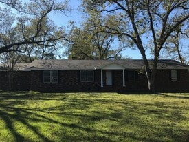 211 Abbie Ln in Glennville, GA - Building Photo