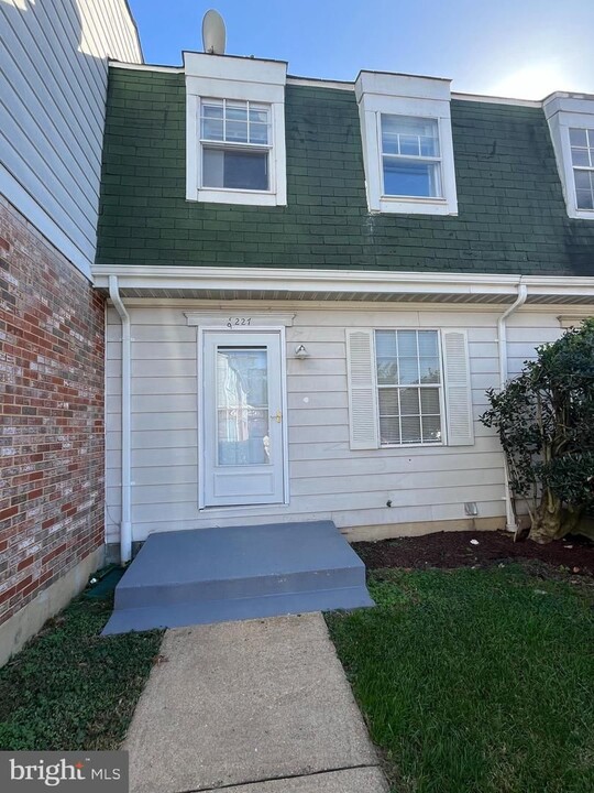 8227 Dunfield Ct in Severn, MD - Foto de edificio