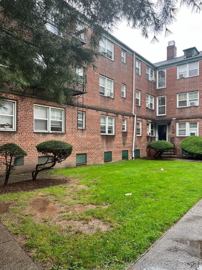 151 S Munn Ave in East Orange, NJ - Building Photo - Interior Photo