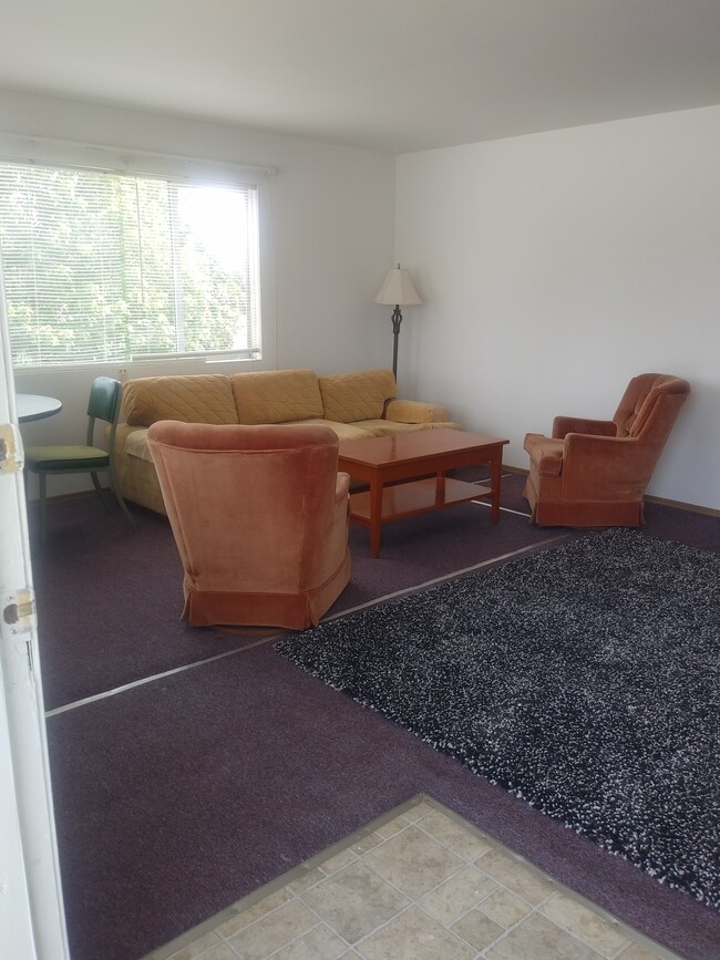 13610 Ambaum Blvd SW, Unit Apt 1 in Burien, WA - Foto de edificio - Building Photo