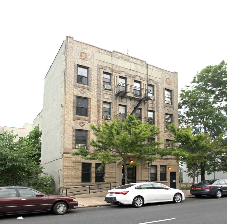 408 Howard Ave in Brooklyn, NY - Building Photo